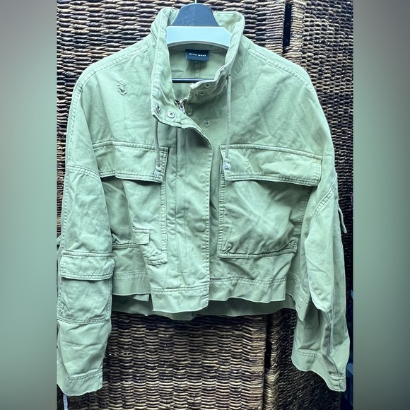 Moiu Muse-Women's Tani/Green Cropped Jacket- Size: Medium, Buttons inside - Picture 1 of 6